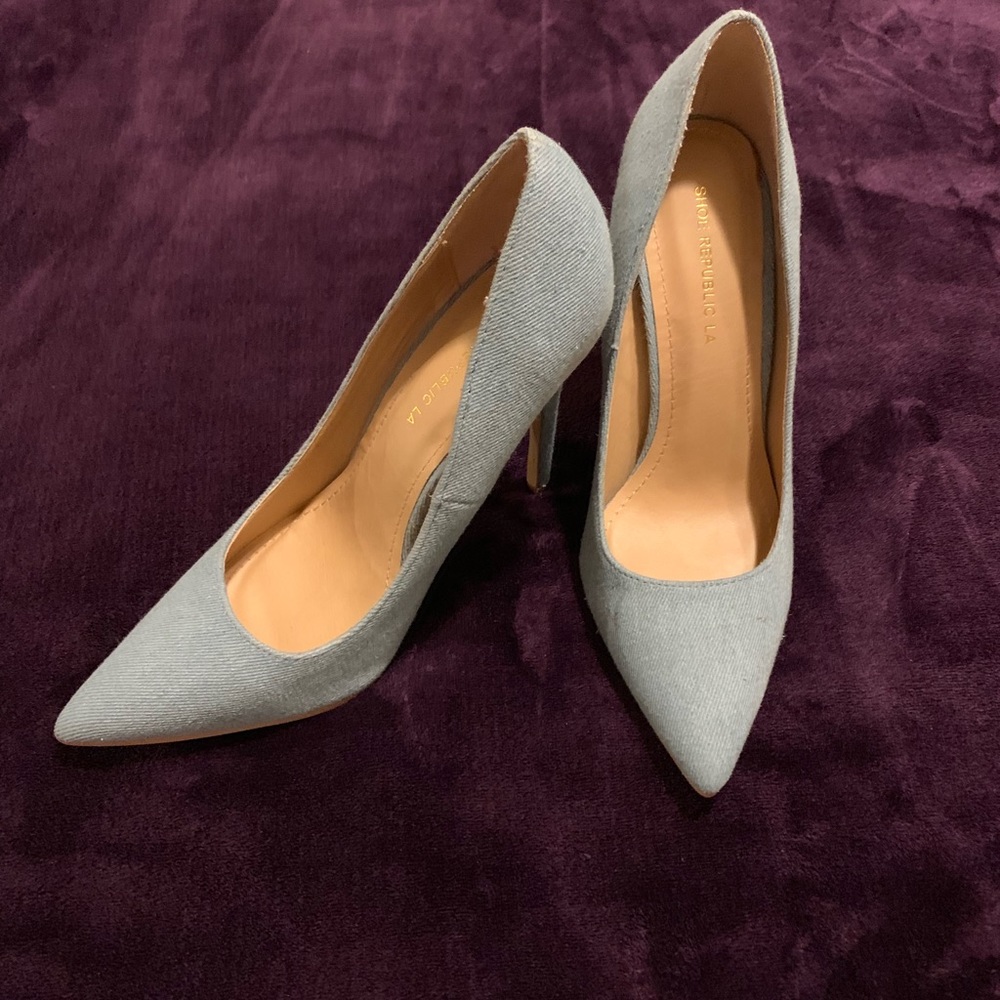 Light denim pump